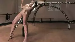 مترجم بقضيب ضخم يُضرب بوضعية الكلب في فيلم إباحي