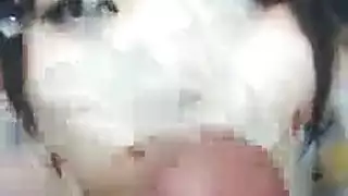 الخنثى المراهقة المنقطة ذات الثدي الكبير تمص وتضاجع في مشهد جماعي