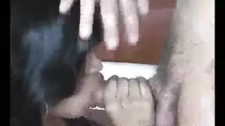 تلميذة مشاغبة تأخذ قضيب معلمها الكبير بعمق