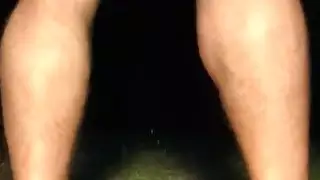 جنس في الهواء الطلق: شاب مدهون يتمدد مؤخرته بالألعاب