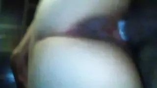 فتاة في الثامنة عشرة بمؤخرة ضخمة مستعدة للضربات الجنسية القاسية