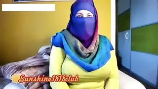 عاهرة عربية محجبة ضخمة الصدر تُمارس الجنس بقوة على الكاميرا