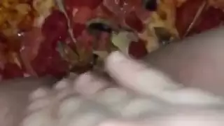 مراهقات هواة عربيات ساخنات: نزوة طعام جماعي مع قذف كريمي