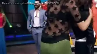 جلسة كلابية مثيرة بينما زوجها غائب فعل قاسي من الخلف