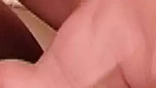 فم جشع يلتهم القضيب ويلعق الخصيتين من أجل متعته