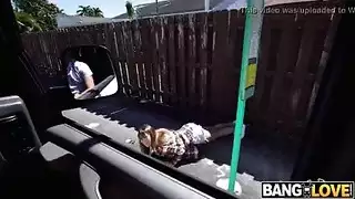 عبادة مؤخرة بيج أوينز: مشهد جماع شرجي عنيف