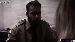 بنت تتعذب بالنيك الفموي