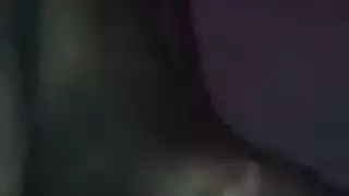 جنس قاس في الهواء الطلق: فتاة سمراء صغيرة الحجم تمارس شرجي في الغابة