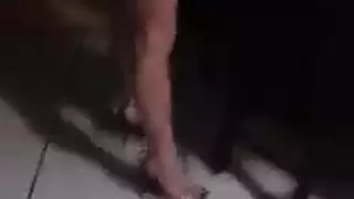 عاهرة عارية مستأجرة تتعرض للضرب من شاب مثير