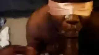 الجمال المعصوب العينين يحب قضيب رجلها الأسود الكبير في جنس خام صريح