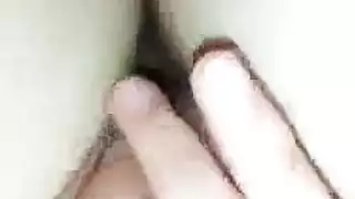 بنت بتلعب بكسها بتنزل شهوتها