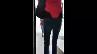 فتاة مجعدة الشعر ذات أثداء طبيعية كبيرة تدلك فتحتها المشعرة المبللة حتى النشوة