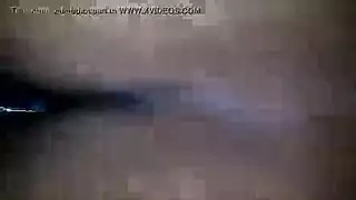 نكاح خام على الطاولة: قضيب أسود يضرب فتحتها الضيقة