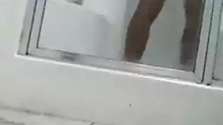 كاميرا خفية: شباب بريطانيون في فيلم إباحي صريح يحتوي على جنس فموي وشرجي