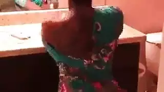 شرقية مشعرة تتباهى بشعر شرجها وعانتها