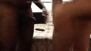 مشاركة الزوجة الساخنة: زوجة الأب تأخذ قضيبين في فتحتيها