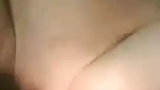 جيد الصغيرة تحصل على فرجها ثملًا ومنقوعًا