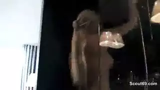 مشاهد لشيري عادل تأخذ قضيبًا في إنتاج إباحي محترف