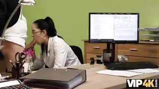 كيف تشكر رئيسك بشكل صحيح: دليل إباحي