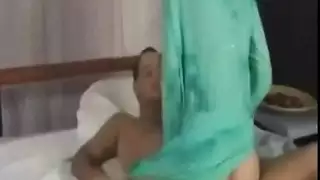 شرموطة محجبة تمص زب زبونها حتى يقذف على وجهها