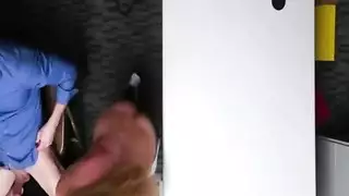 شقراء مثيرة تأخذ قضيبًا صلبًا من رجلها