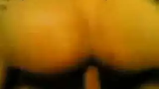تبلغ النشوة بقوة من قضيب عميق ينيك مهبلها الضيق