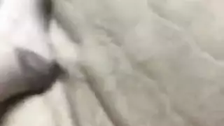  مراهقة قذرة تستخدم حزاماً جنسياً لاستمناء قضيب ملطخ بالوحل