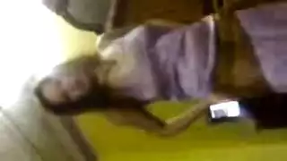 تجرد من قميص ستان وكشف فرج عربي ساخن