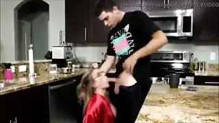 سكس محارم ساخن جداً مع الشاب يتحرش بزوجة أبيه السكسي و تستجيب و ينيكها في المطبخ