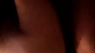 فتاة خجولة تطلب من صديقتها إدخال أصابعها في فتحة شرجها الضيقة