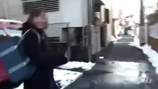 شقراء طويلة تمتلئ مؤخرتها على كاميرا سرية