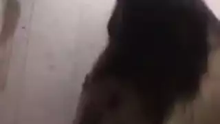 شاب مصري يضرب حبيبته بعنف في وضعية مبلغية شغوفة