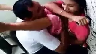 سمراء مكتنزة تشارك خيالها الجنسي مع شاعر مفلس في ثلاثي إباحي مكثف