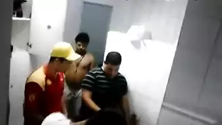 فعل ساخن بالفم واللسان على القضيب والثدي