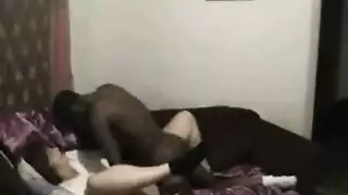 شقراء تركبها من متزلج أسود في مشهد إباحي بري