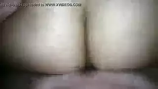 ممثلة من الجيل القديم في جنس شرجي ثلاثي مع مداعبة كتابية