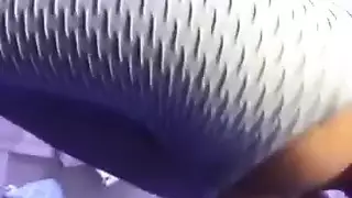 شقراء جشعة تلعق عمود سائق التاكسي السميك في فيلم إباحي صريح