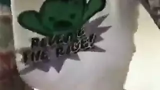 ثلاثي إباحي: فتاة في زي تبلع القضيب الطويل وفم ساذج يلتهم البظر