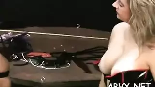 زوج وزوجة مثاران في جنس صريح غير متوقف