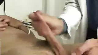 مراهقة تستخدم قابس شرجي للاستعداد لجبل بقضيب كبير