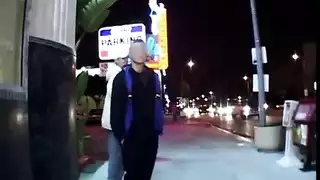 جلسة مثلثة صريحة: مداعبة بالأصابع وأنين وتدفق الجنون