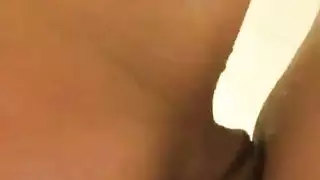 فتاة إيطالية شابة تأخذ قضيبًا وهميًا في مؤخرتها