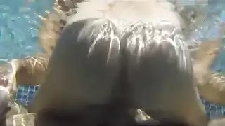 جاكوزي صريح مبلل: ضرب فتحاتها الضيقة بقضيب أبيض ضخم