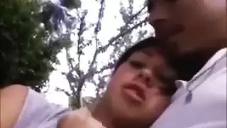 جنس قوي على الشاطئ: لسان وقضيب يملآن فرجها الرطب