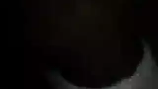 قطة سمراء تختنق بعصا لحم سميكة صلبة