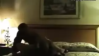 كبيرة الثدي تمتع نفسها بإصبعها المهبل بدلاً من عشيقها