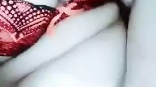 عربية تقلع لحبيبها وتظهر صدرها الكبير الابيض مقاطع سكسية