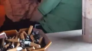 استمناء صغيرة في الطبيعة: كسي يفرغ سائلاً تحت السماء