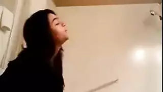 إغراء جامح: فتاة تتباهى بكس وطيز مثاليين في مشهد هاردكور