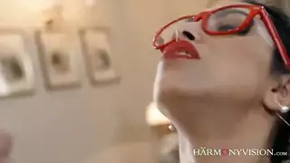 شفتيها الحمراء وجمل تجعلك تحبها